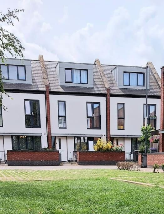 Explore London: 2 Bedroom House In Wood Green Eksteriør bilde