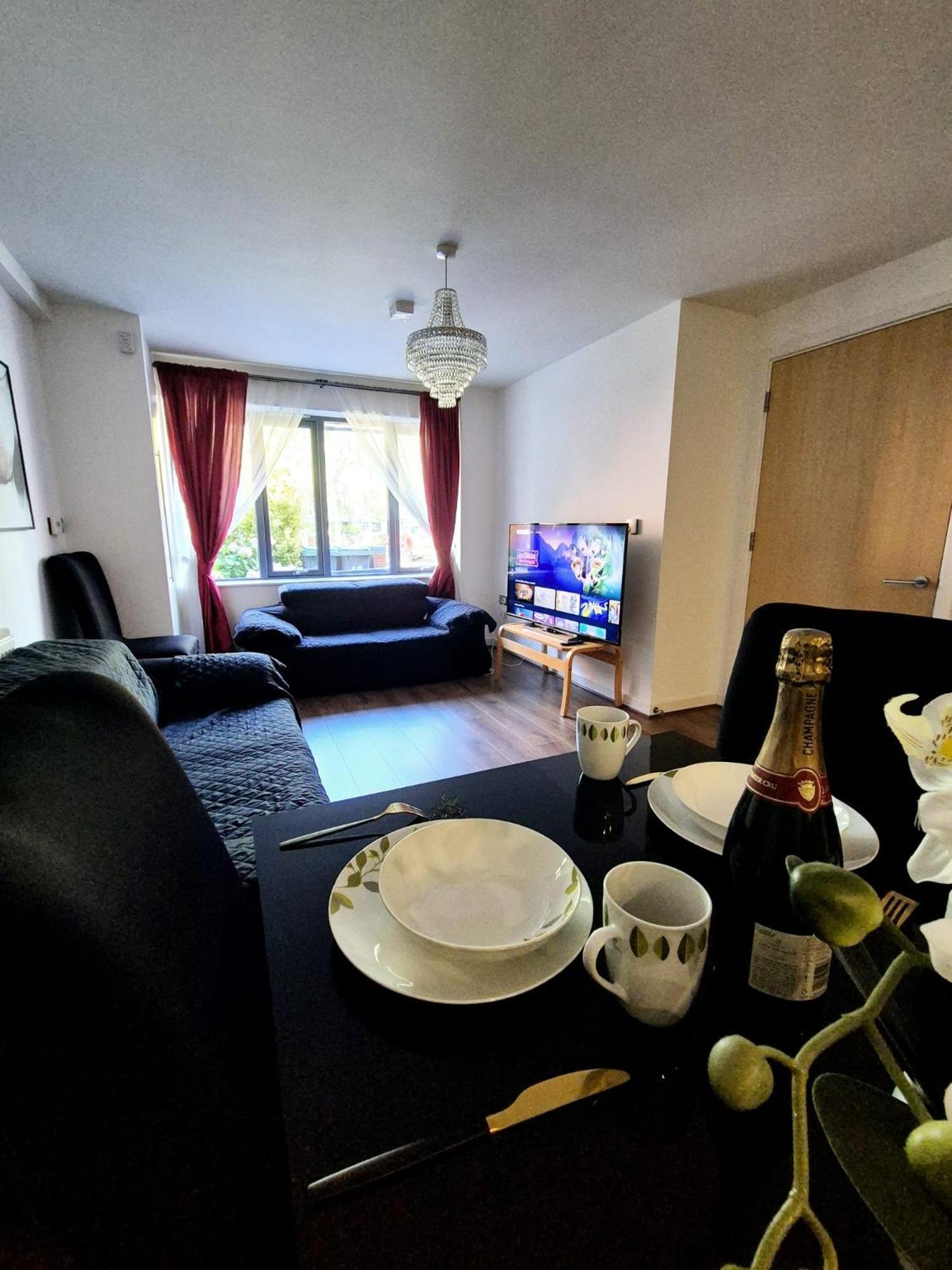 Explore London: 2 Bedroom House In Wood Green Eksteriør bilde