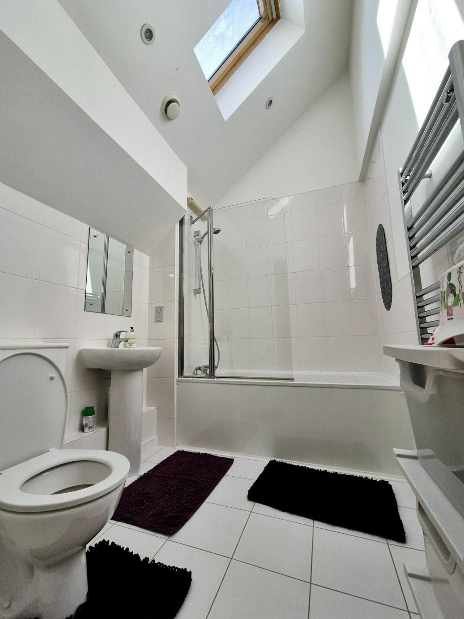 Explore London: 2 Bedroom House In Wood Green Eksteriør bilde