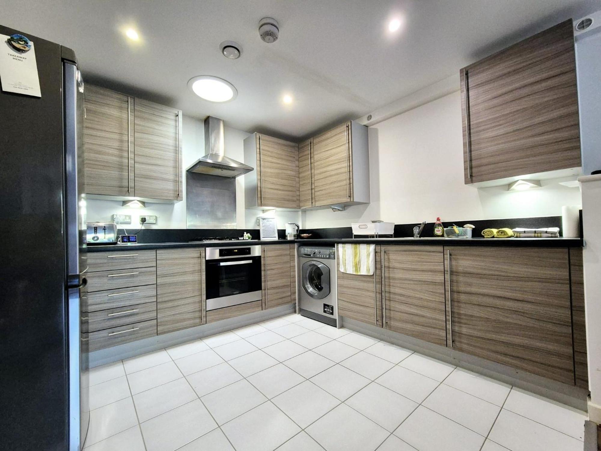Explore London: 2 Bedroom House In Wood Green Eksteriør bilde